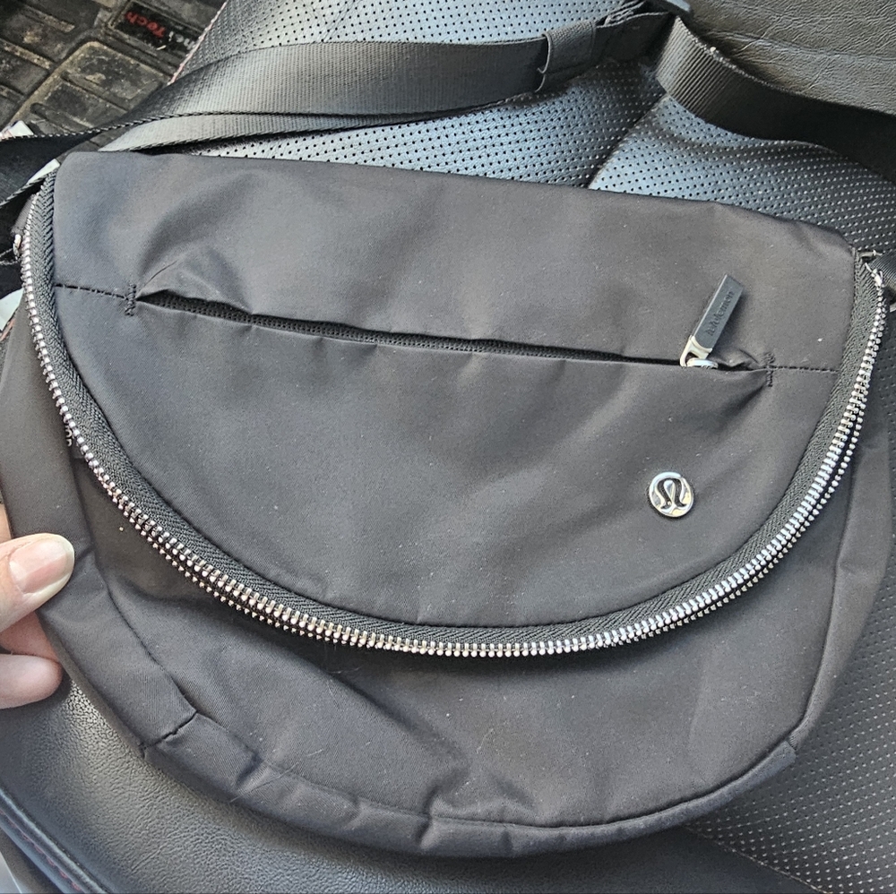 (NWOT) Lululemon All Night Festival Bag 5L in Black/Silver